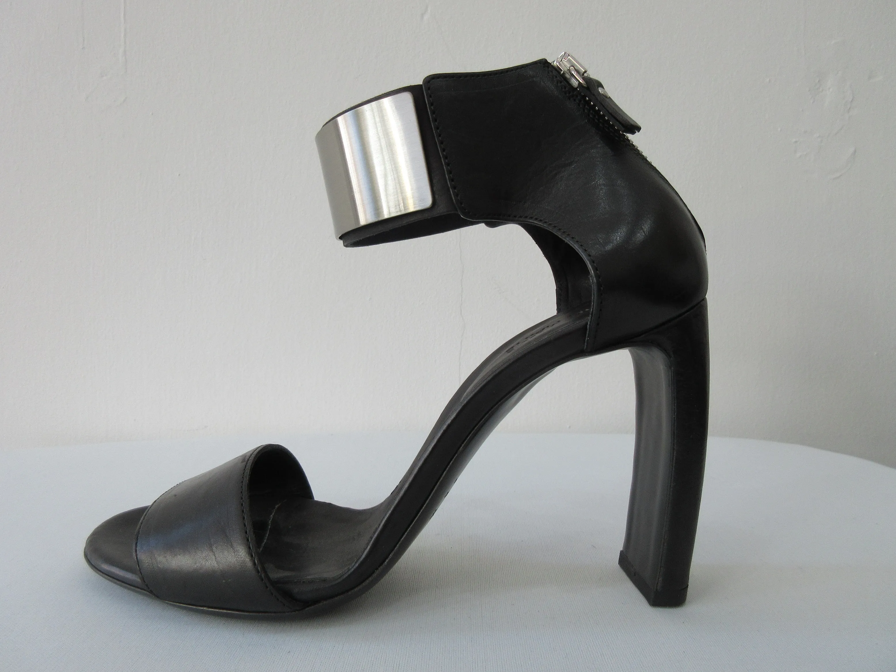 20S03 -Vic Mate Metal Shin Heel