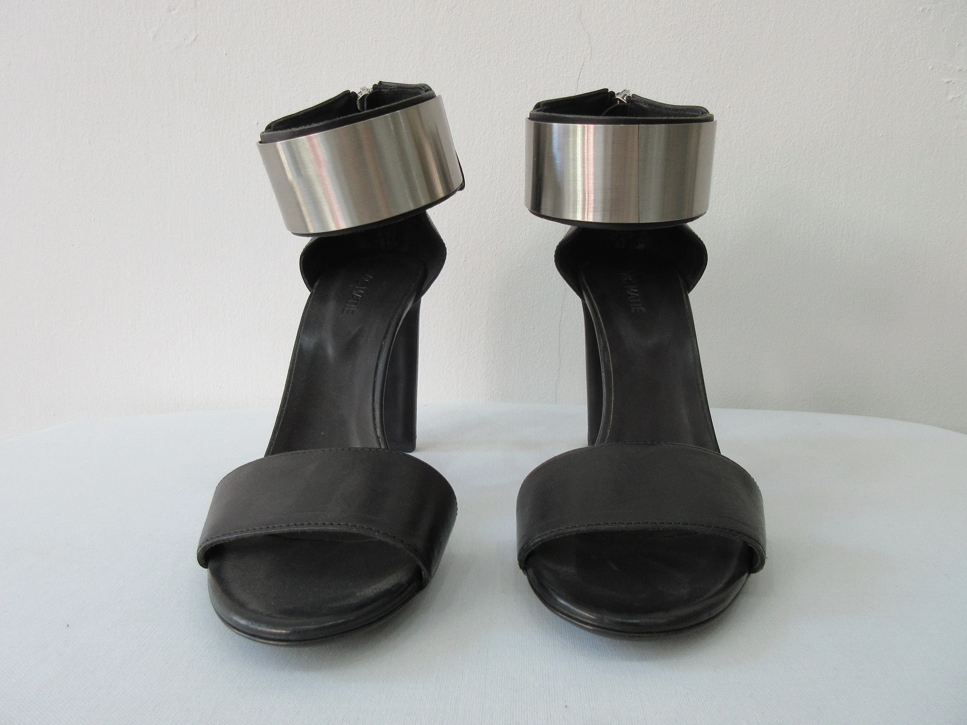 20S03 -Vic Mate Metal Shin Heel